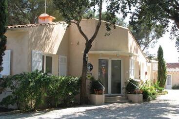 مُتل Hôtel Athéna
