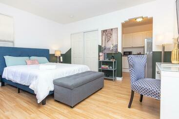 Home Midtown Miami Wynwood Area With Backyard Art District Near To Beach