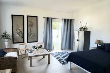 ツーリストアパートメント Little Jack S Cottage   2 Guests + Pet Friendly