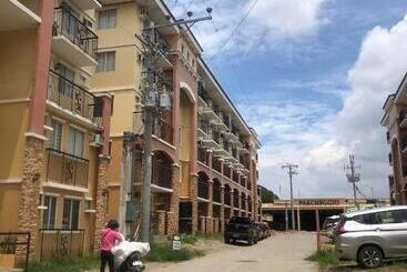 پانسیون Arezzo Place Condominium By Lord Residences