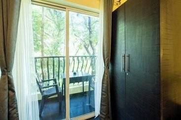 Blue Door Hotel Morjim