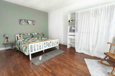 Number 22   Le Dorat   Apartment One With Garden & Free Parking
