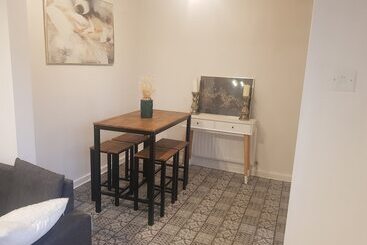 Beautiful 2 Bed House In Bolton With Free Parking