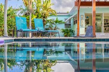 Beachside Bliss Lush Private Pool, Bbq, King Bed