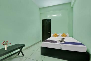 هتل Spot On Ar Plaza Rooms