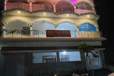 هتل Spot On 92270 Sana Guest House