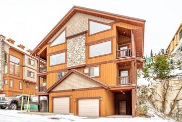 Trapper S Lodge   4 Bd Wgreat View, Private Hot Tub