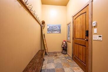 Trapper S Lodge   4 Bd Wgreat View, Private Hot Tub