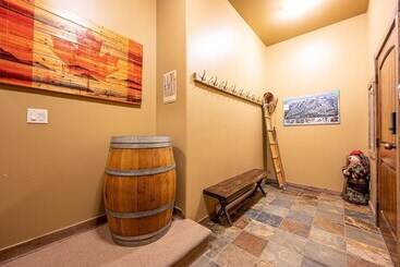 Trapper S Lodge   4 Bd Wgreat View, Private Hot Tub