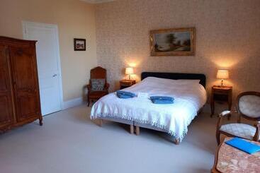 تختخواب و صبحانه Chateau Maleplane