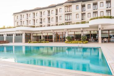 هتل Westport Istanbul Resort & Spa