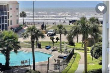 Ocean Waves Oceanfront Top Floor Condow/balcony