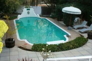 پانسیون La Belle Guest House