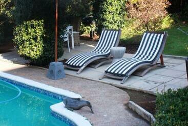 پانسیون La Belle Guest House