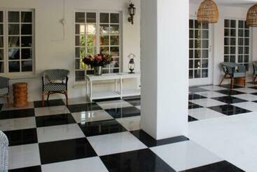 پانسیون La Belle Guest House