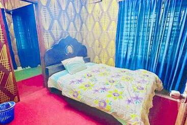 تختخواب و صبحانه Crown Plaza Inn