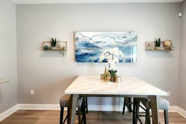 Entire Home  Gorgeous 3br Townhome Pool, Grill, Washer, Dryer, 2 Free Drive Up Spaces Sleeps 6 Close