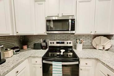 Entire Home  Gorgeous 3br Townhome Pool, Grill, Washer, Dryer, 2 Free Drive Up Spaces Sleeps 6 Close