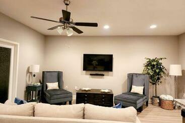 Entire Home  Gorgeous 3br Townhome Pool, Grill, Washer, Dryer, 2 Free Drive Up Spaces Sleeps 6 Close