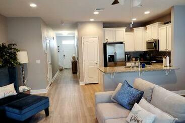 Entire Home  Gorgeous 3br Townhome Pool, Grill, Washer, Dryer, 2 Free Drive Up Spaces Sleeps 6 Close