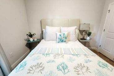 Entire Home  Gorgeous 3br Townhome Pool, Grill, Washer, Dryer, 2 Free Drive Up Spaces Sleeps 6 Close