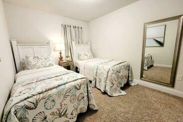 Entire Home  Gorgeous 3br Townhome Pool, Grill, Washer, Dryer, 2 Free Drive Up Spaces Sleeps 6 Close
