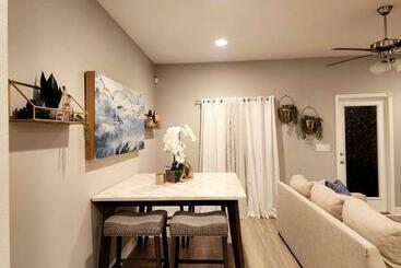 Entire Home  Gorgeous 3br Townhome Pool, Grill, Washer, Dryer, 2 Free Drive Up Spaces Sleeps 6 Close