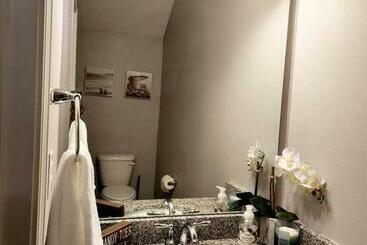 Entire Home  Gorgeous 3br Townhome Pool, Grill, Washer, Dryer, 2 Free Drive Up Spaces Sleeps 6 Close