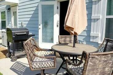 Entire Home  Gorgeous 3br Townhome Pool, Grill, Washer, Dryer, 2 Free Drive Up Spaces Sleeps 6 Close