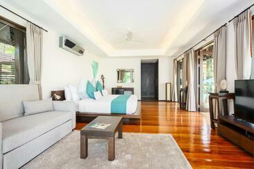 Bacaya Beachfront Villa