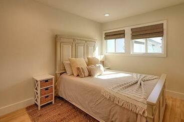 Quaint 2 Bed/1 Bath Unit Located In The Dunes