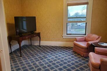 The Weis Mansion Bed And Breakfast