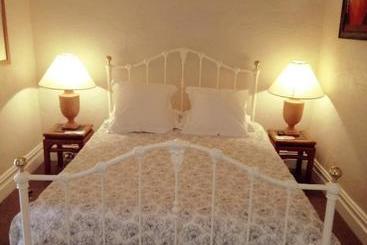 فندق Faversham House