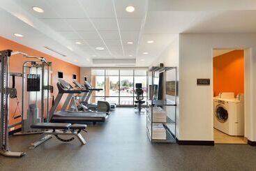 هتل Home2 Suites By Hilton Fargo, Nd
