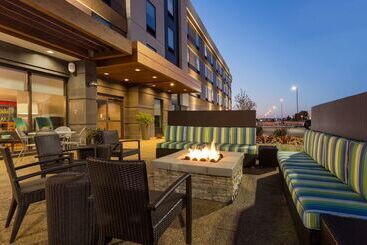 هتل Home2 Suites By Hilton Fargo, Nd