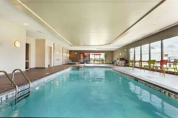 هتل Home2 Suites By Hilton Fargo, Nd