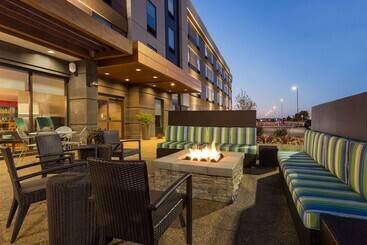 هتل Home2 Suites By Hilton Fargo, Nd