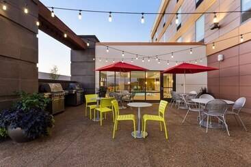 هتل Home2 Suites By Hilton Fargo, Nd