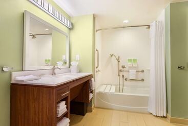 هتل Home2 Suites By Hilton Fargo, Nd