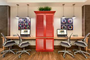 هتل Home2 Suites By Hilton Fargo, Nd