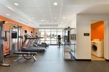 هتل Home2 Suites By Hilton Fargo, Nd