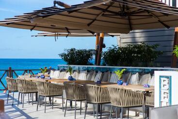 هتل The Sandpiper