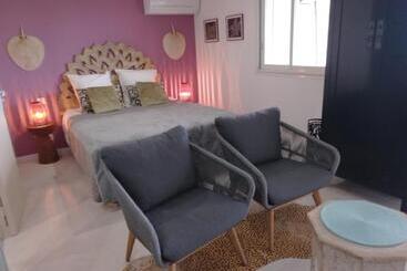تختخواب و صبحانه Le Spot 577- Adults Only
