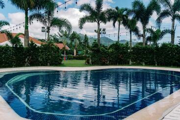 هتل 3 Peaks Resort & Boutique