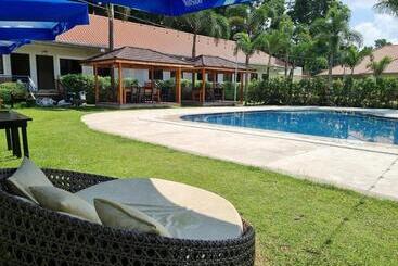 هتل 3 Peaks Resort & Boutique