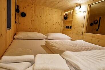هتل کپسول Ljubljana Capsule Hostel