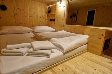 هتل کپسول Ljubljana Capsule Hostel