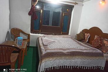 هتل Oyo 87865 Alaska Guest House New Town Chandanwari Road