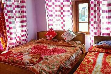 پانسیون Queen Palace Guest House