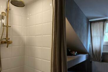 تختخواب و صبحانه édouard Garden Café Guest Room